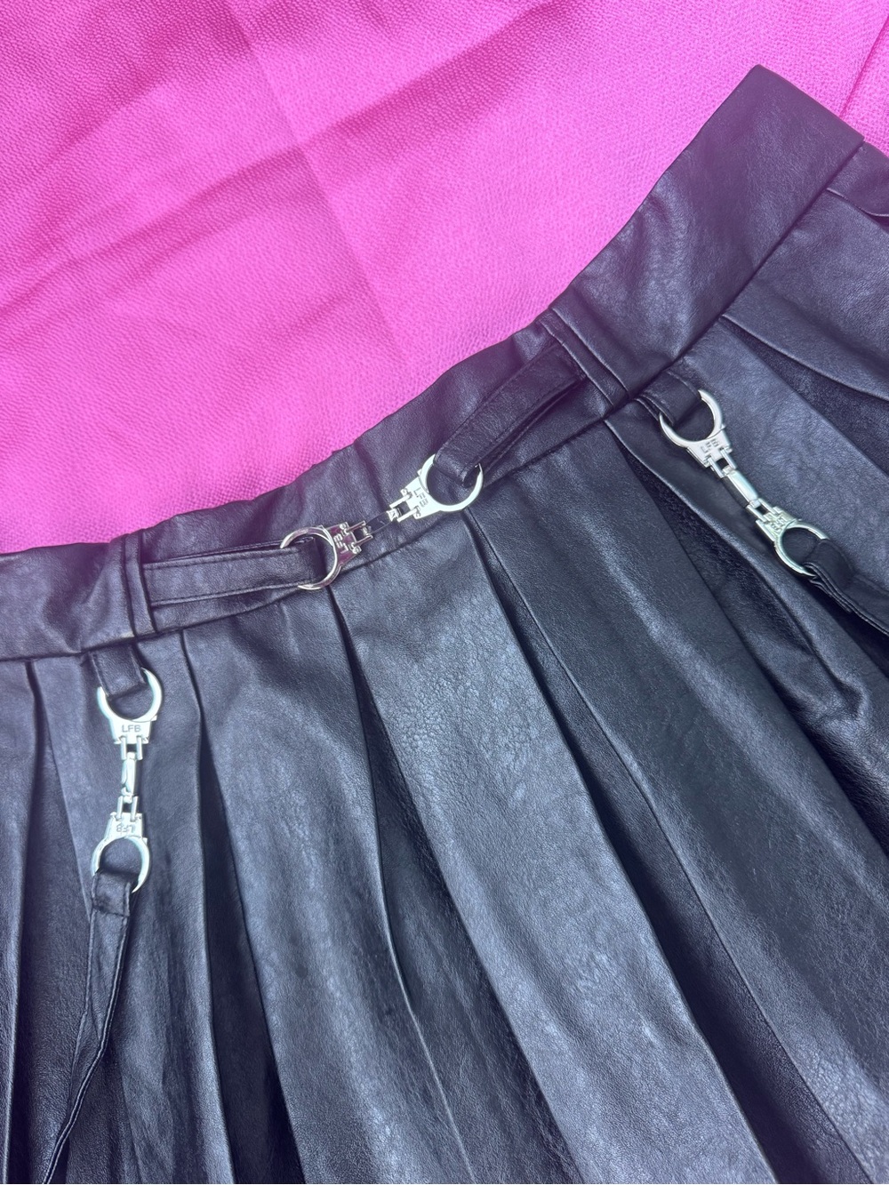 🖤Black Pleated Faux Leather Mini Skirt🖤 - Picture 2 of 7
